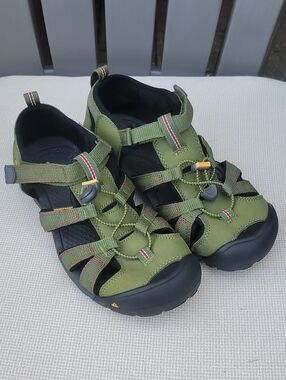 KEEN Womens Olive Green Newport H2 hiking sandals